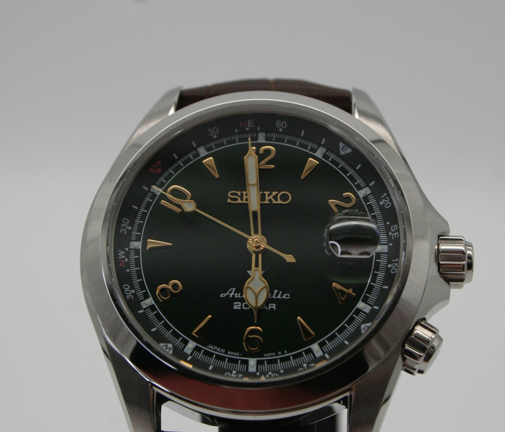 Montre Seiko Alpinist disponible à la location chez Timespark